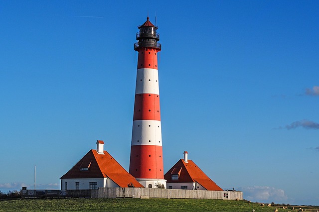 lighthouse-1392124_640.jpg