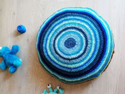 Crochet pillow case made of yarn scraps – Free crochet pattern and tutorial