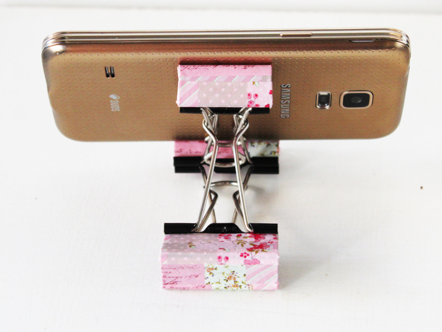 how to make a phone holder out of binder clips