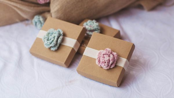 diy-crochet-flower-baptism-favors