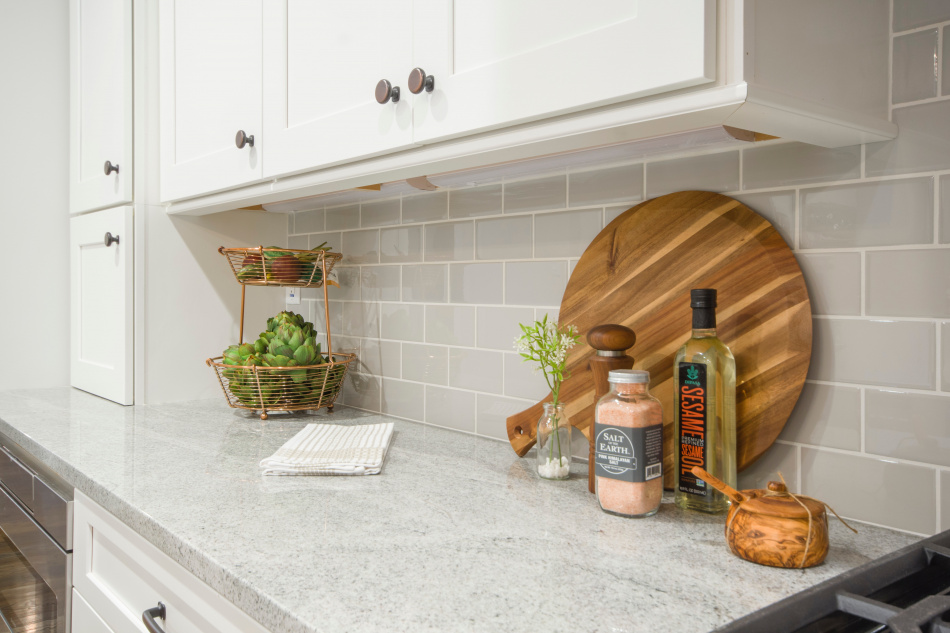 bottles-cabinets-chopping-board-1421024.jpeg