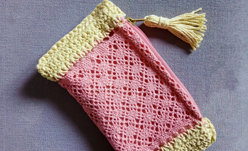 crochet-make-up-case-with-lace.jpeg