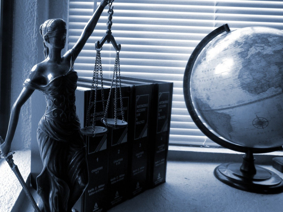 lady-justice-2388500_1280.jpeg